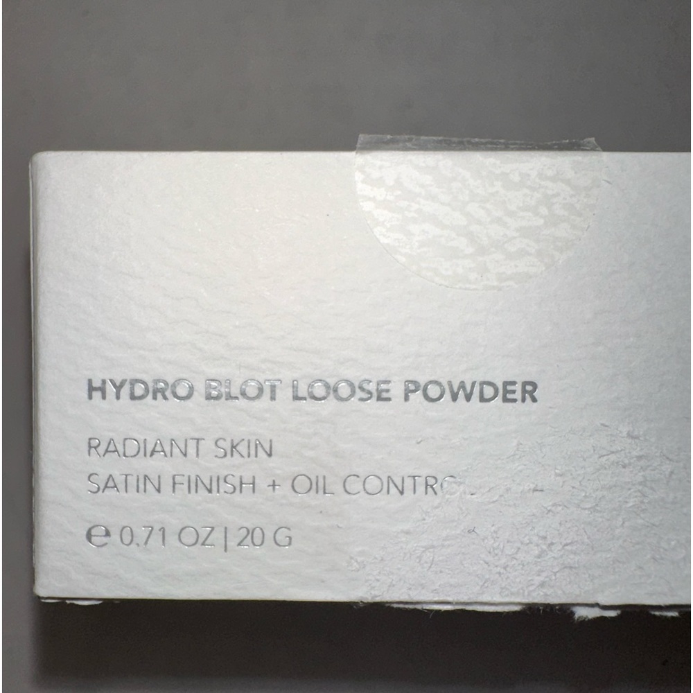 HYDRO BLOT LOOSE POWDER
RADIANT SKIN
SATIN FINISH + OIL CONTROL Loose powder